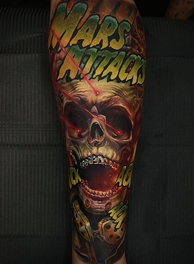 Kolorowa czaszka inspirowana filmem Mars Attacks