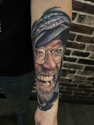 Realistyczny portret w okularach
